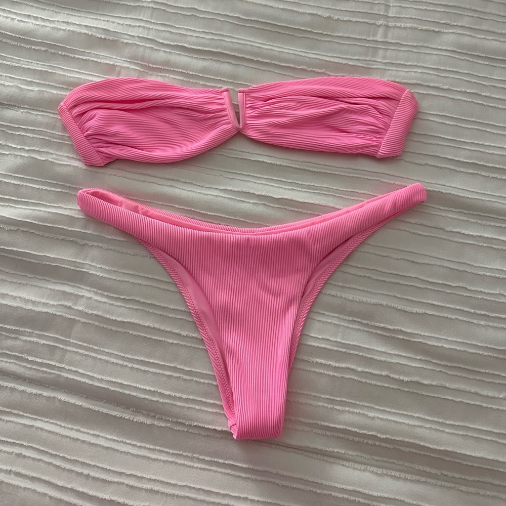Kulani’s Kinis V Strapless Bandeau Top & Minimal Cheeky Bottom